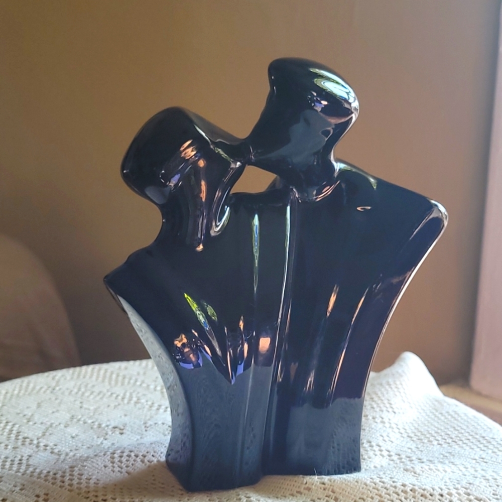 The Kiss Sculpture